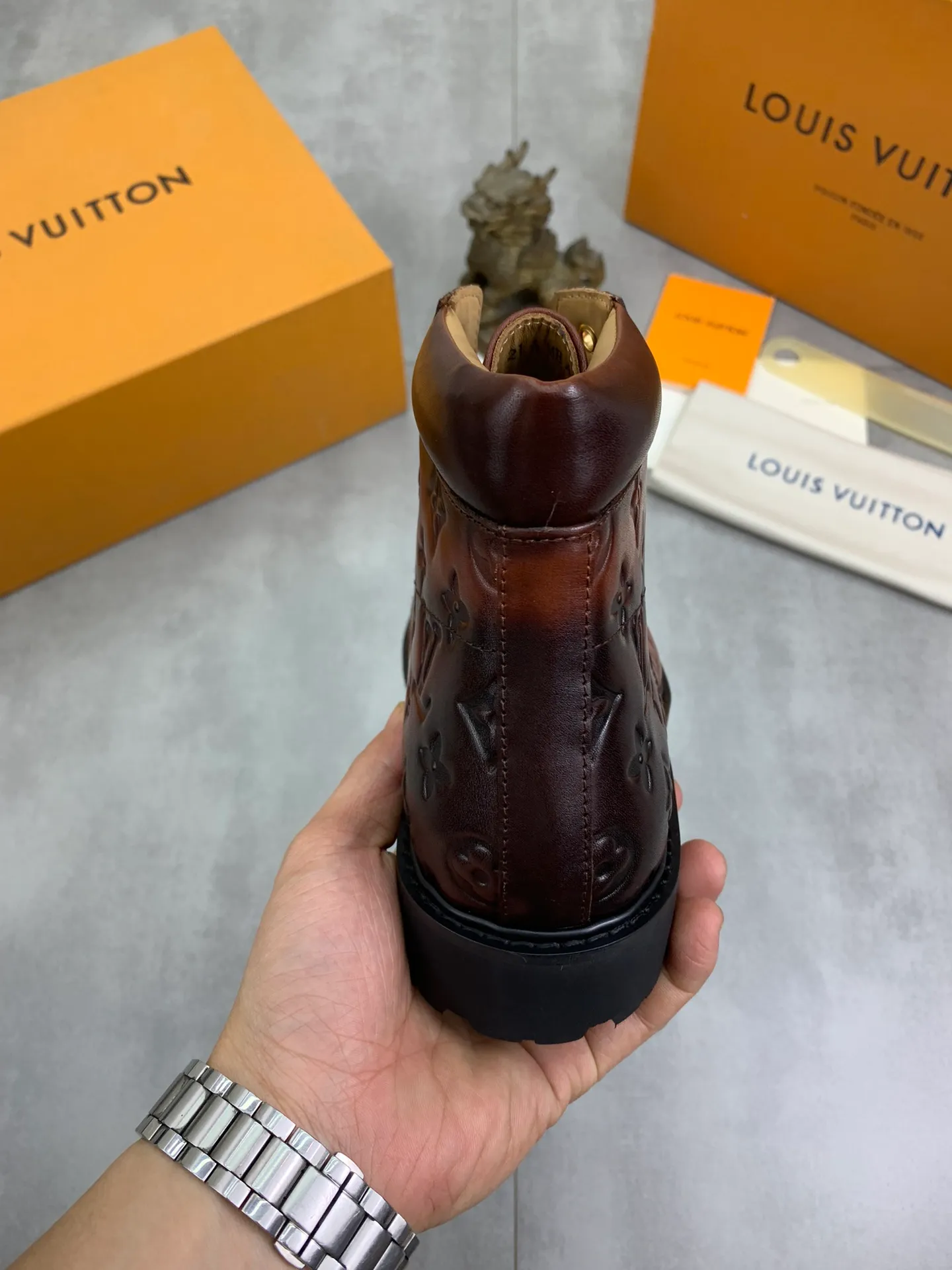Men's shoes 💰P600 💰【New】🆘Water-dyed cow lining LV Louis Vuitton business high-top leather shoes, made of original imported Italian 🇮🇹 selected calfskin, full cowhide lining, carefully handmade by professional shoemakers, the original version is specially designed for wear-resistant outsole. Standard code: 38-44 3⃣️color🉑️select